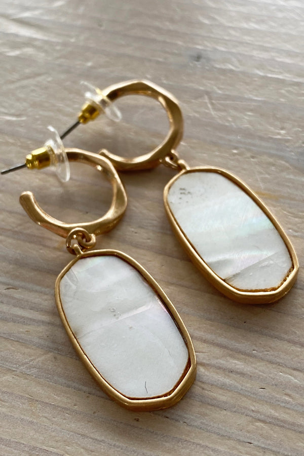 Earrings white oval with gold frame