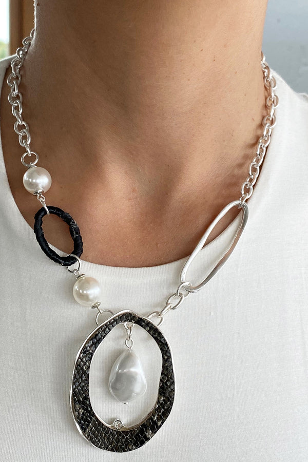 Necklace silver leather pearl black circle short