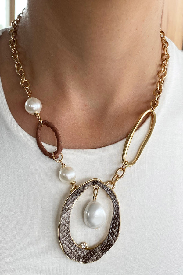 Necklace gold leather pearl gold circle short