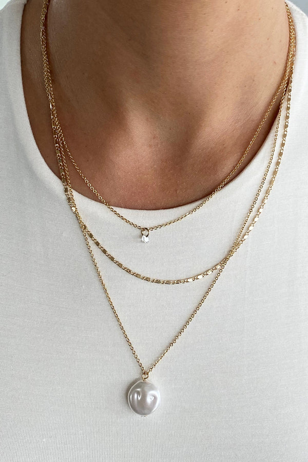 Necklace gold triple pearl short